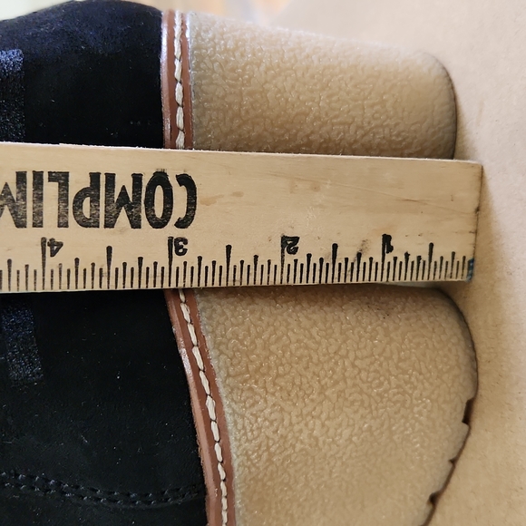 Toms, size 7.5, Black Microfiber material - Picture 4 of 7